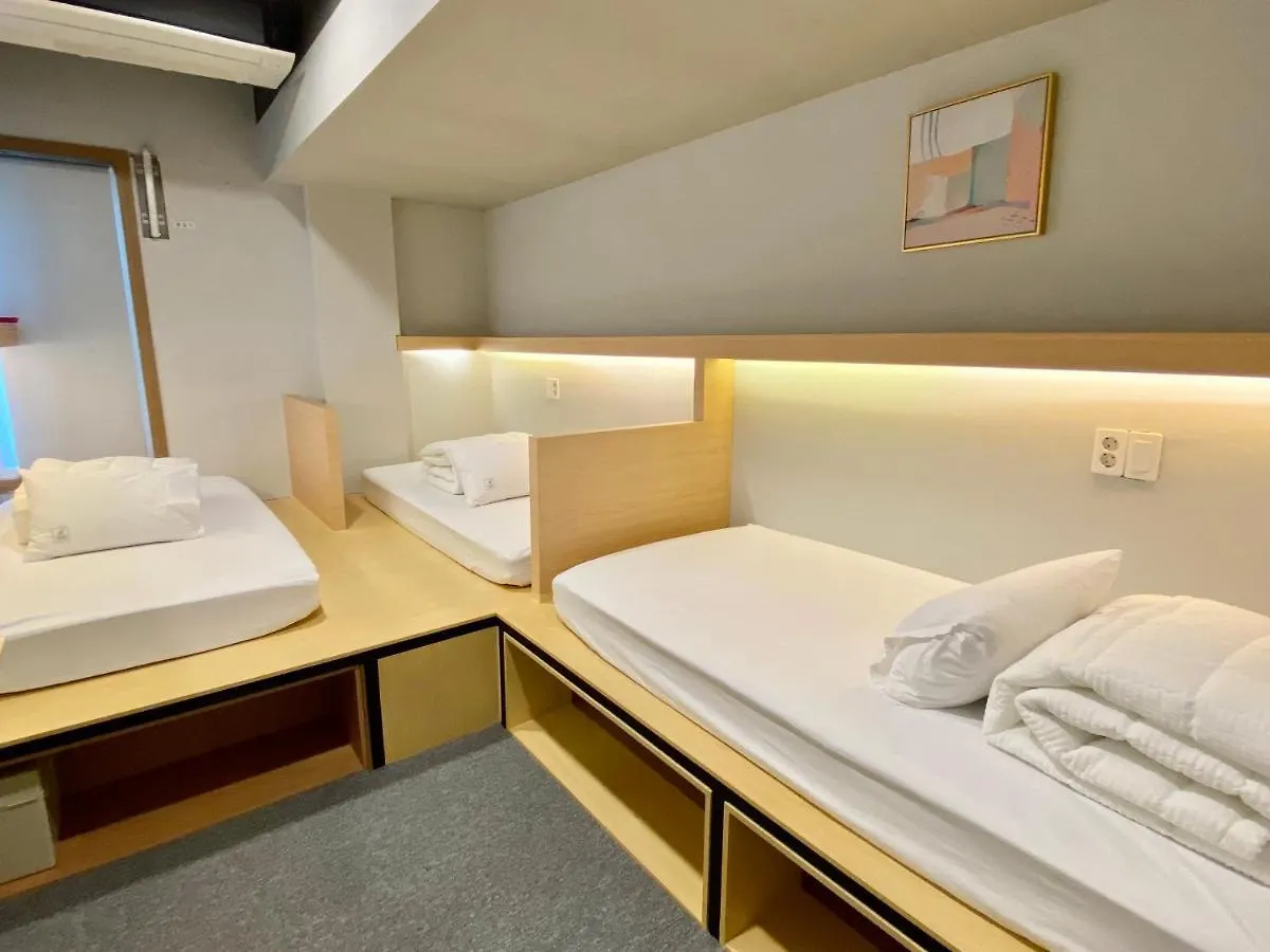 Elephant Hostel Nampo Busan 2*,